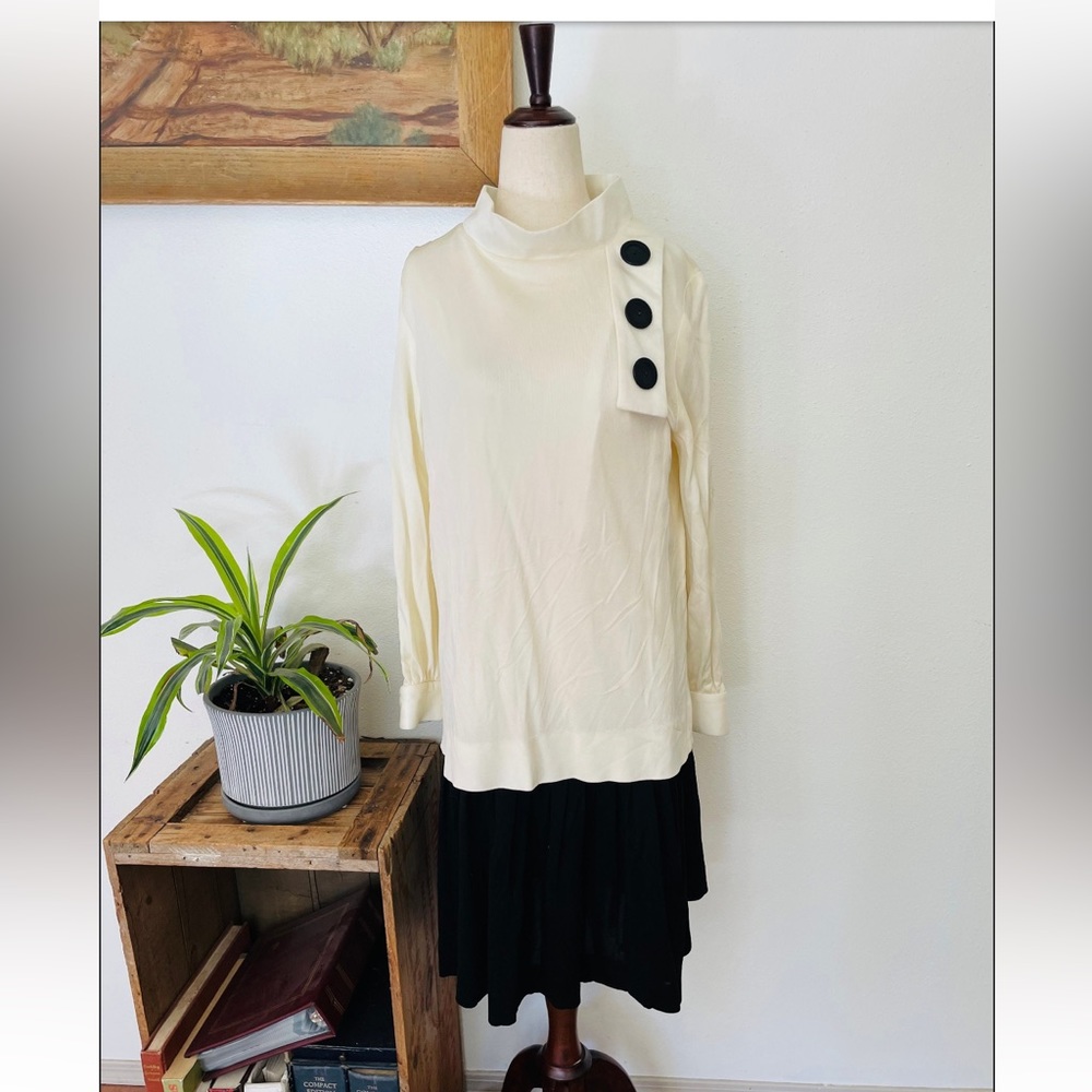 1960s does 1920s flapper style dress. Size m/l black and cream drop waist dress